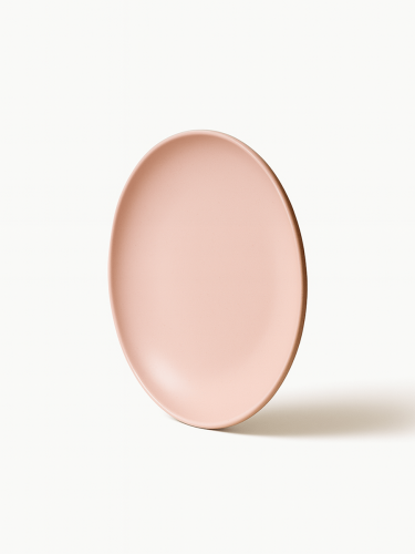 Matowy, ceramiczny talerz w kolorze pastelowego różu.