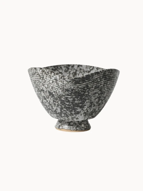 Ceramiczna miska, pokryta nakrapianą czarno-białą strukturą z poziomymi prążkami, na jednolitym białym tle. Miska ma unikalny, lekko kwadratowy, wygięty brzeg.